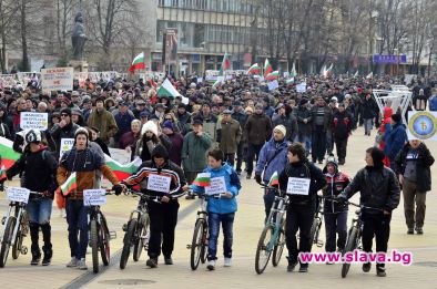 100 000 скочиха на протест 