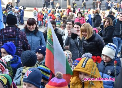 Кметът изчака дечица, за да поднесе цветя на Апостола