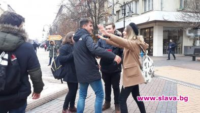 Ученици подаряват топли прегръдки 