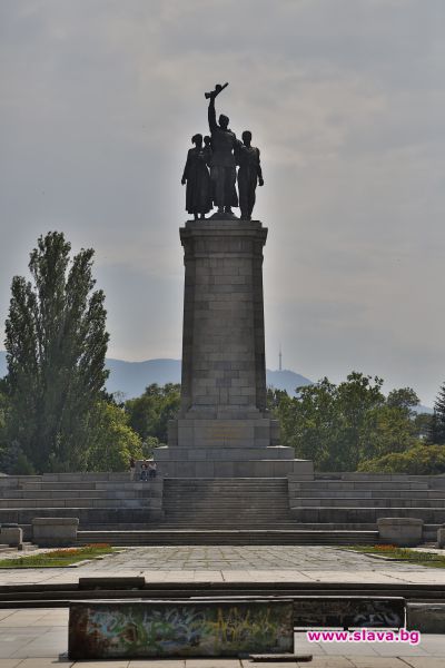 slava.bg : Паметникът на Съветската армия, влязла в България през 1944 г. е един от най-спорните в София